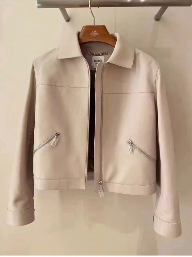 ￥22000特价🉐  N级 Hermes爱马仕  裸粉色女士皮衣 36码 带尘袋 肩宽40cm胸围48cm衣长45cm
原价大几万！