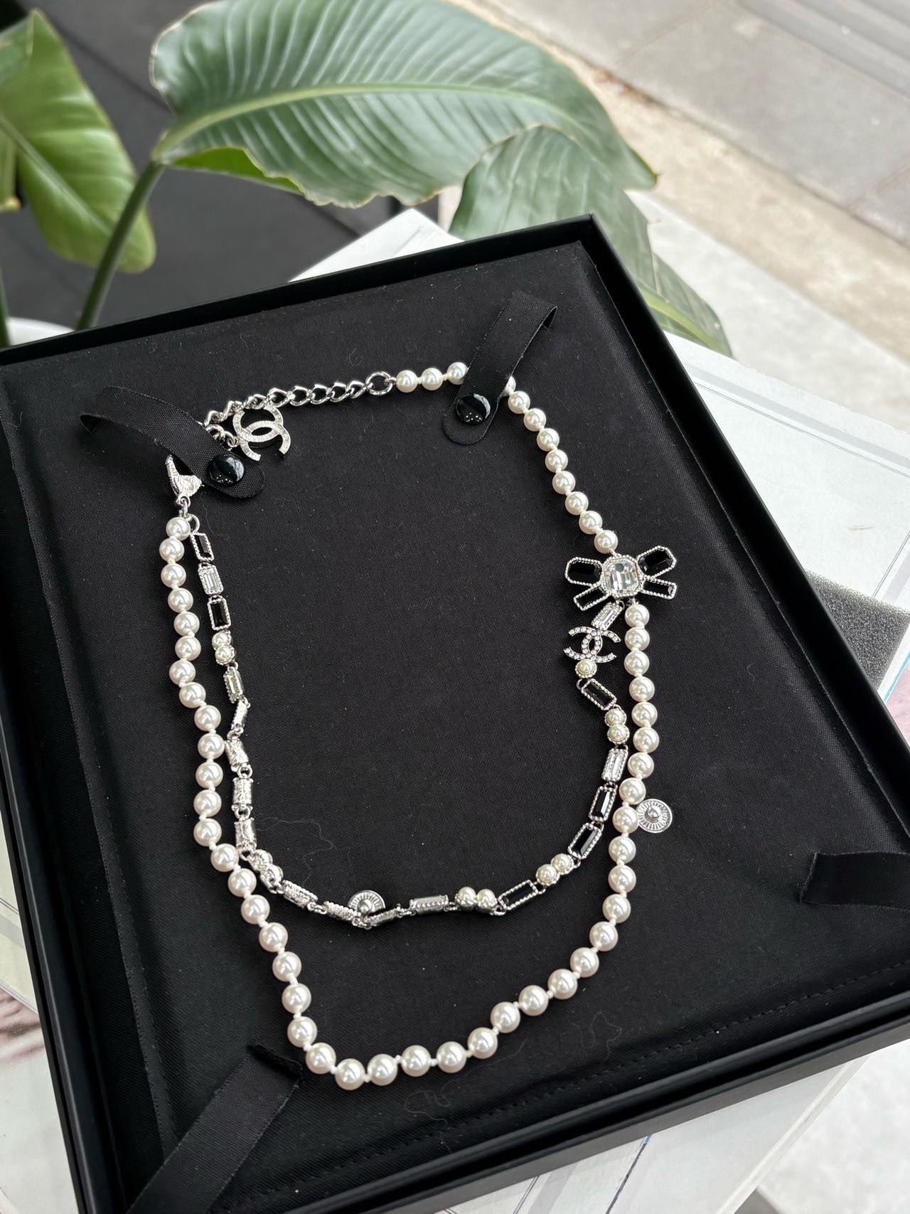 Chanel 23K黑白蝴蝶结双层珍珠项链Choker