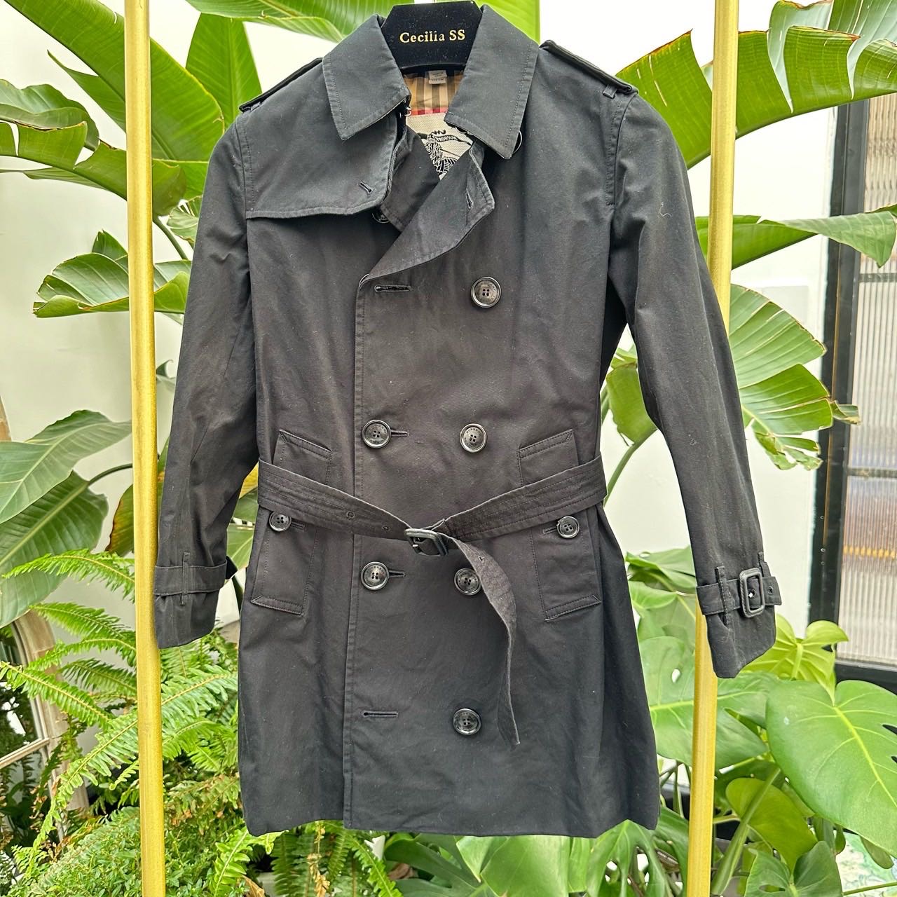 A级 Burberry  黑色童装外套 8Y 135cm
胸围40×2  肩宽34  衣长70