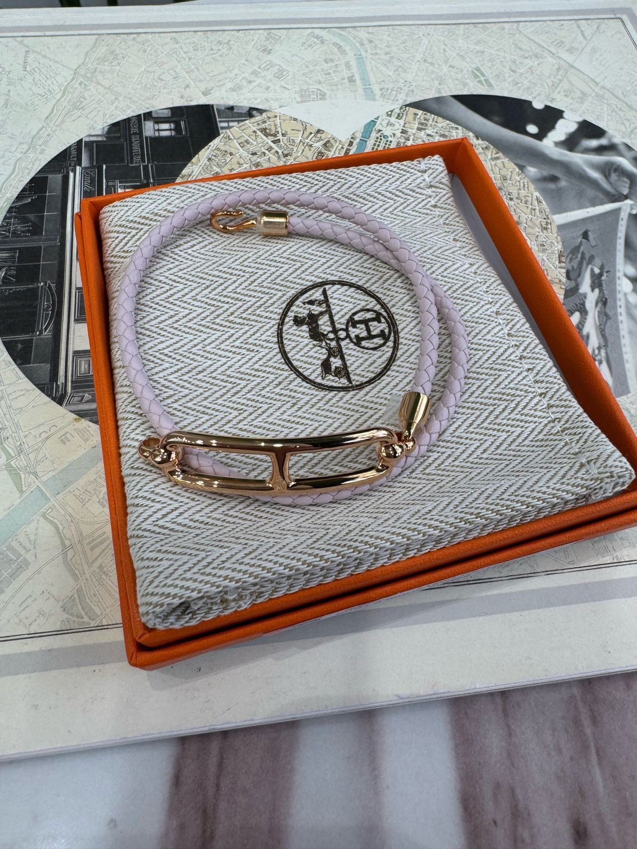 N级 Hermes 梦幻紫玫瑰金手环 T2
有盒子 尘袋 可以送人