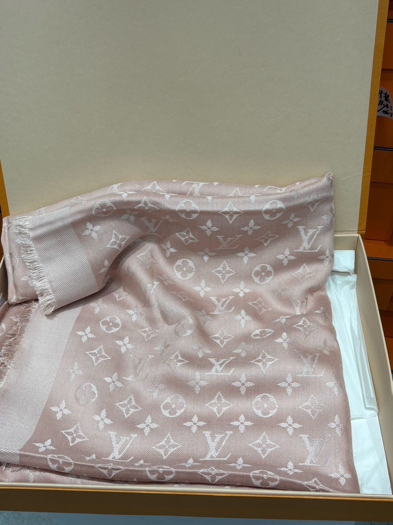 Lv粉色印花围巾/披肩 140✖️140cm 60%桑蚕丝➕40%羊毛 原价6750