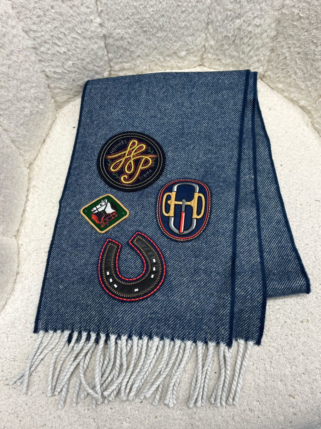 Hemres 牛仔蓝色刺绣徽章围巾