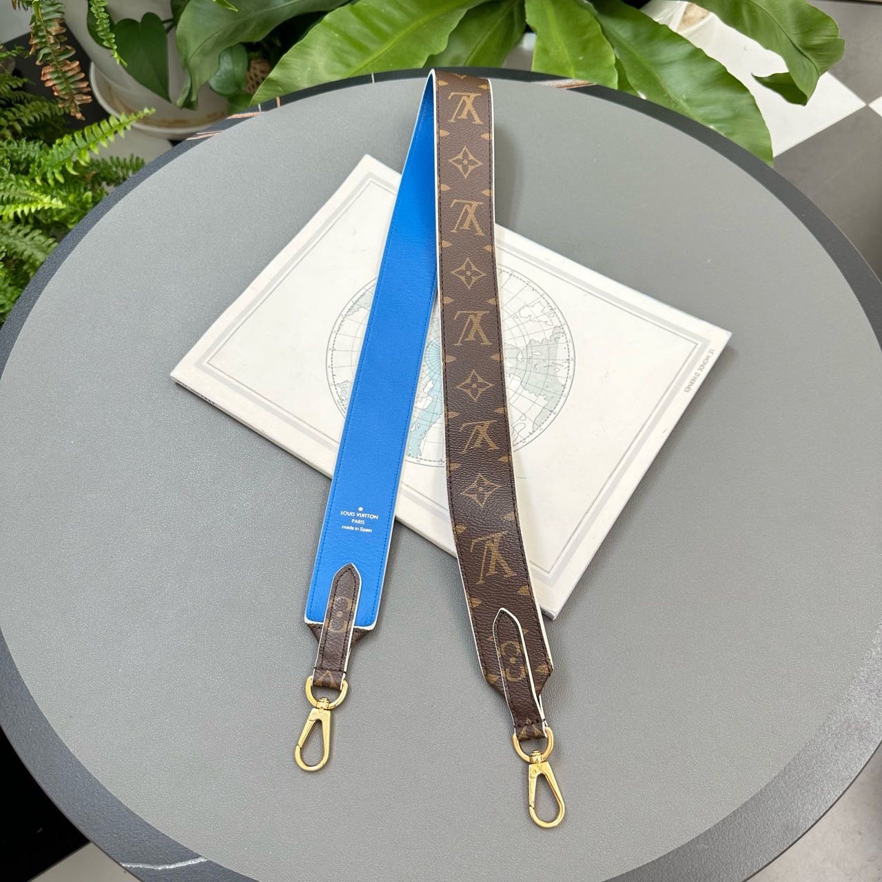 A级 LV 老花拼色肩带 扣到扣长度97.5cm 宽度4cm 13年
男女都可以用 一千多