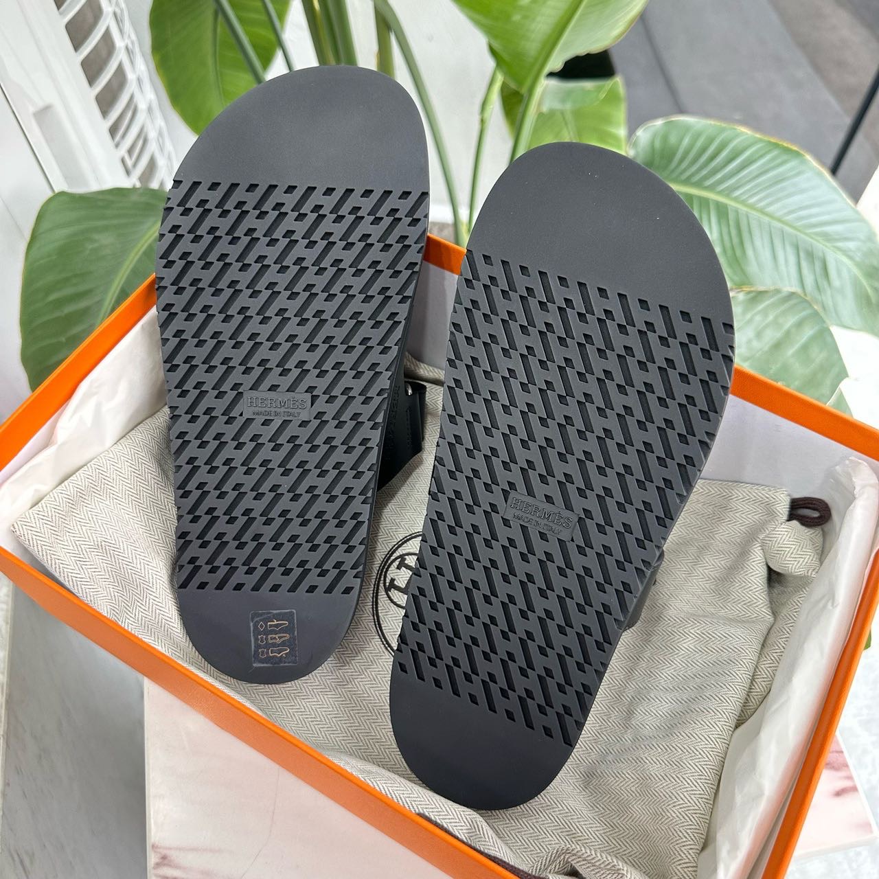 N级 Hermes 黑色二舅凉拖鞋  带尘袋盒子 缩略图