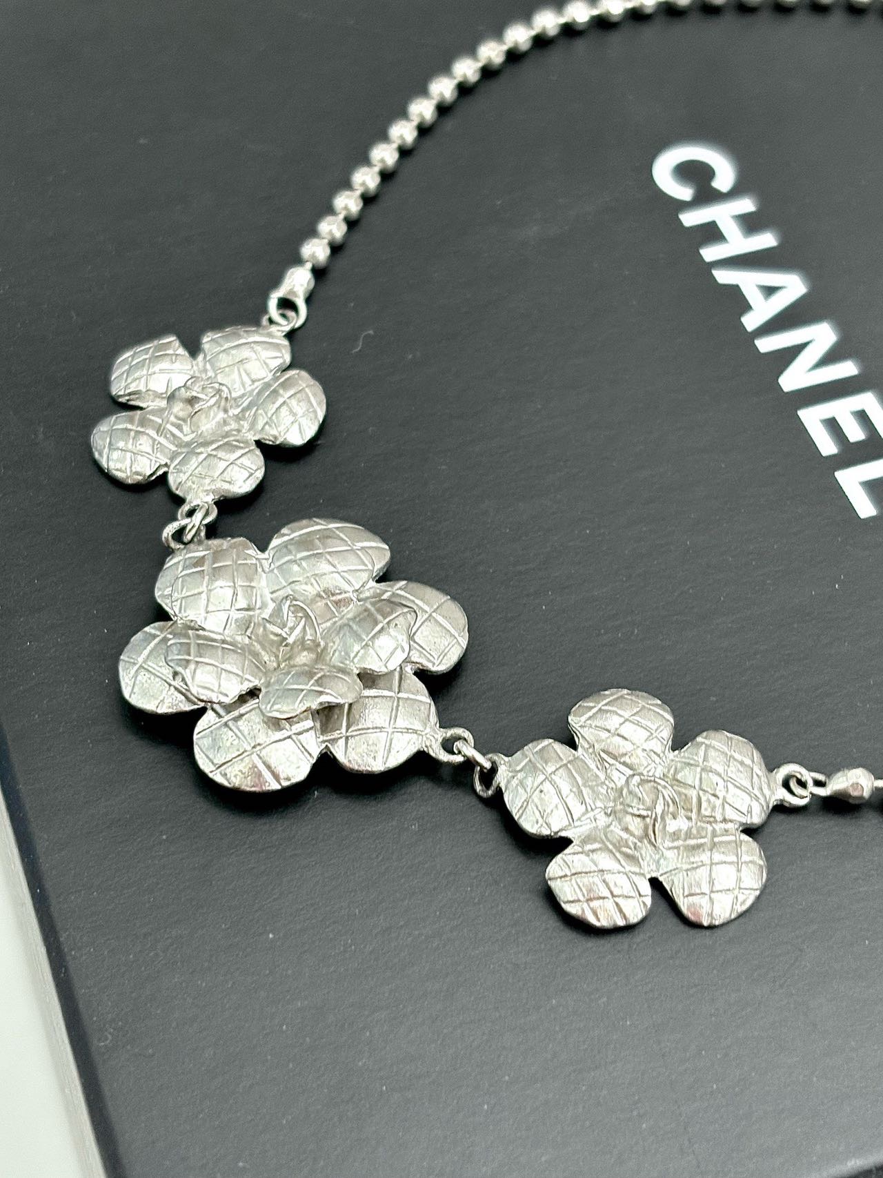 Chanel Vintage 银色山茶花锁骨链项链