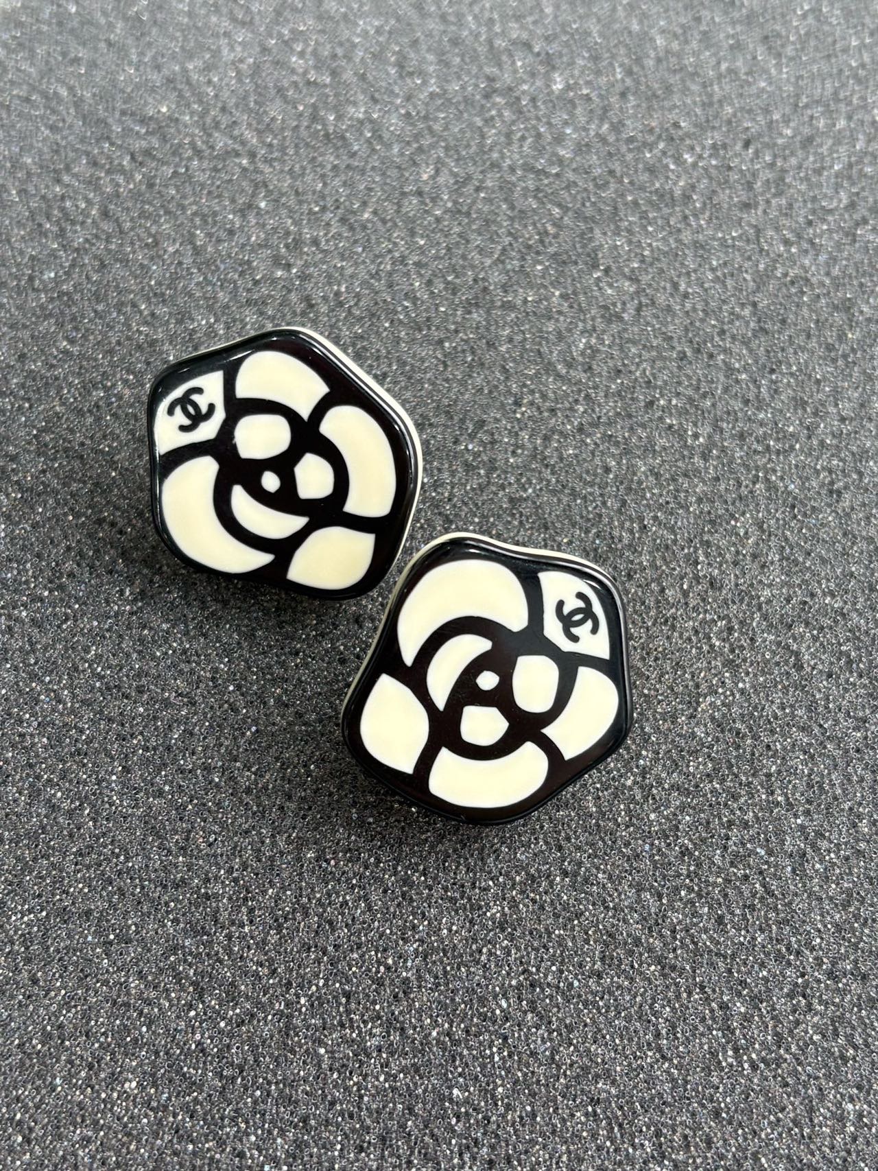 Chanel 山茶花亚克力耳夹 缩略图