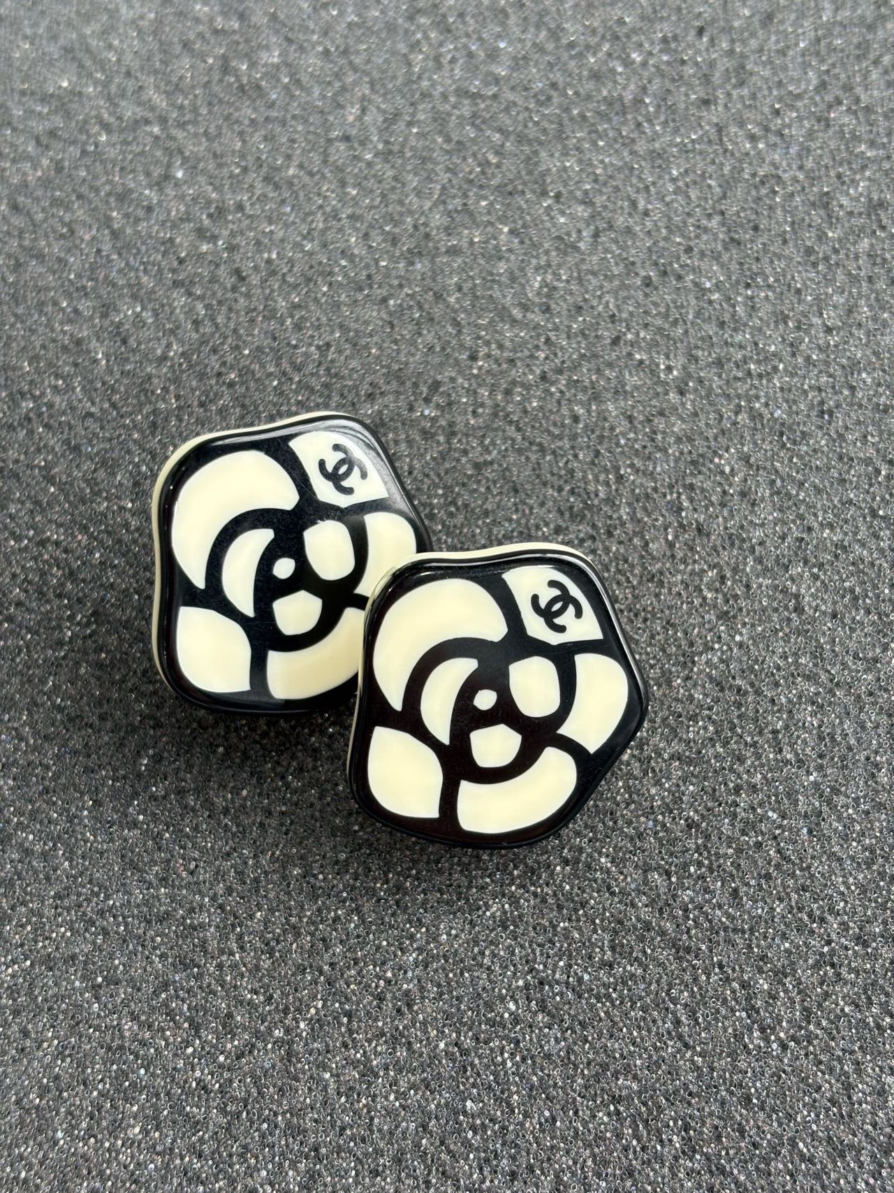 Chanel 山茶花亚克力耳夹