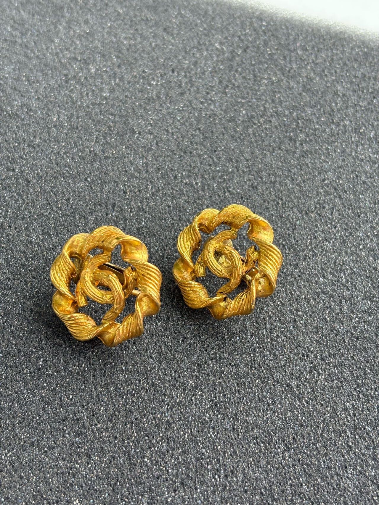 Chanel中古金色双C麻花耳夹