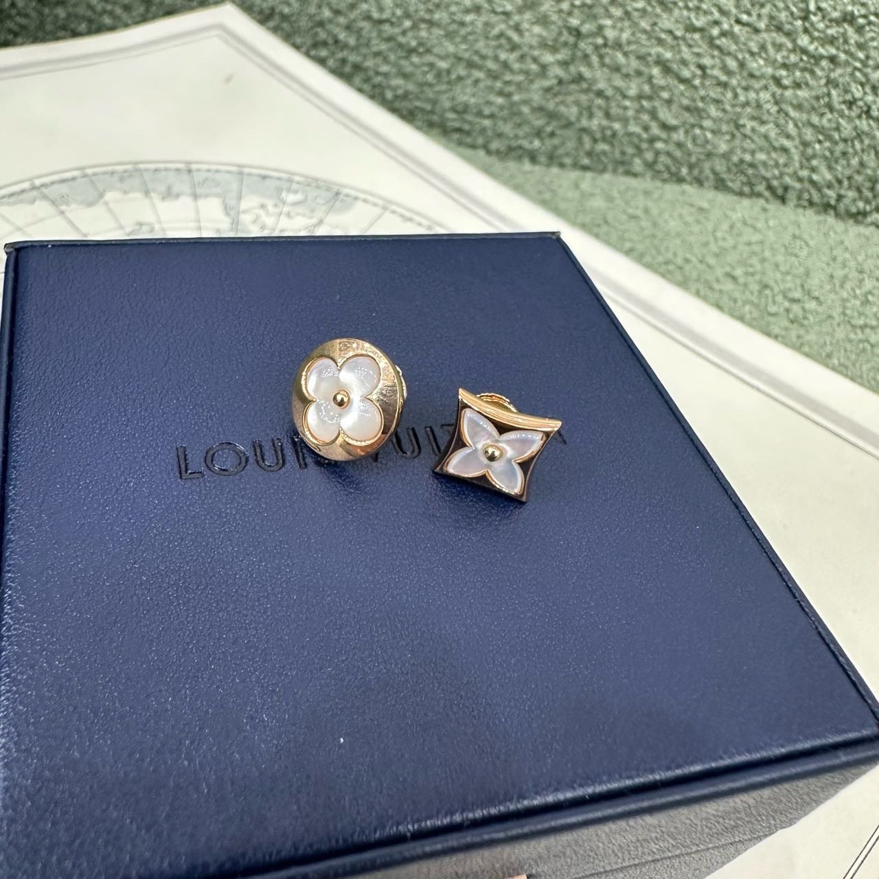 A级 LV 18K玫瑰金贝母耳钉 带盒子 缩略图