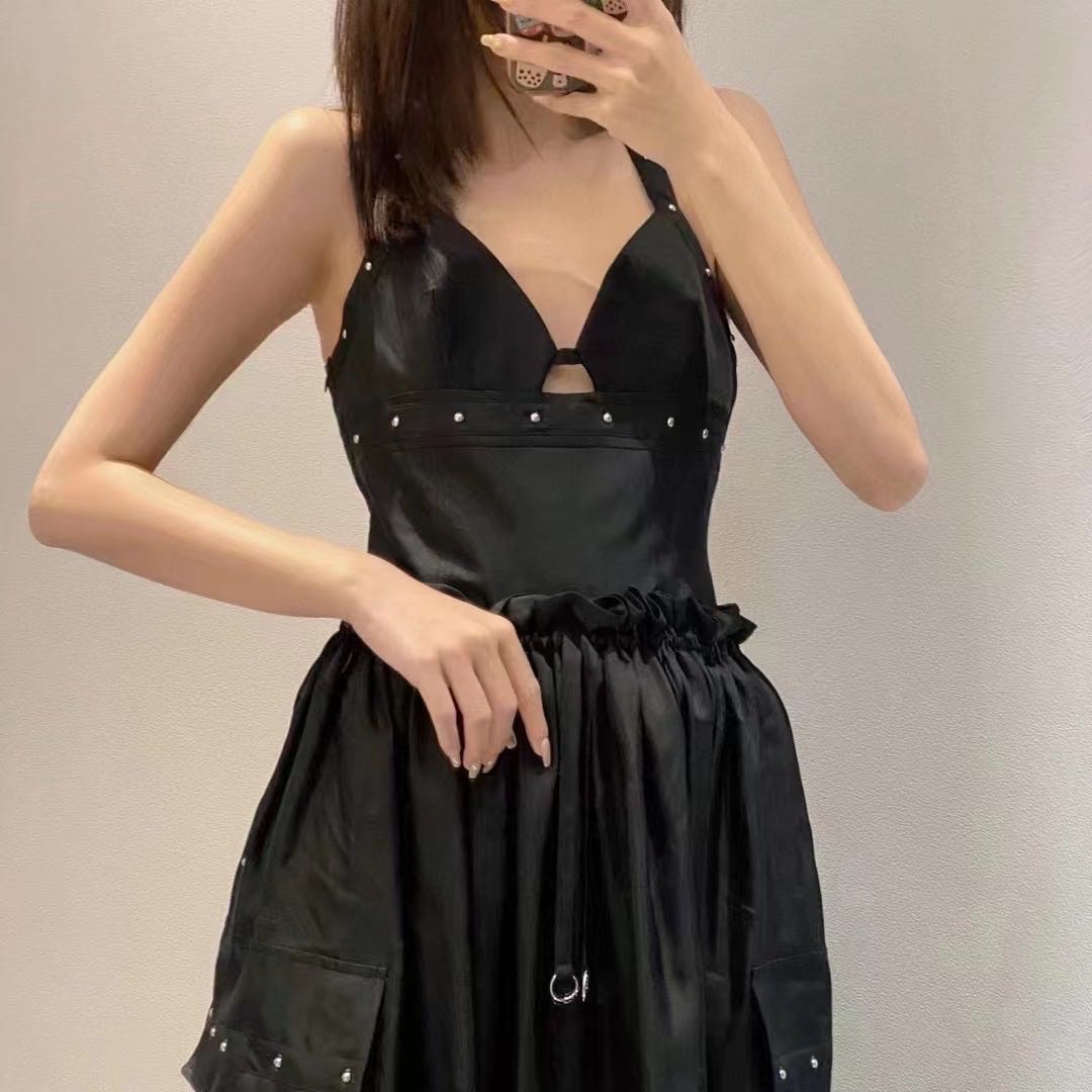 N级  Hermes  38码  22年走秀款 
黑色铆钉连衣裙👗 缩略图