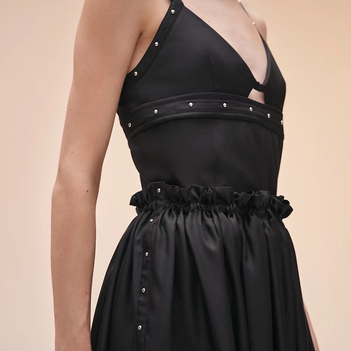 N级  Hermes  38码  22年走秀款 
黑色铆钉连衣裙👗 缩略图