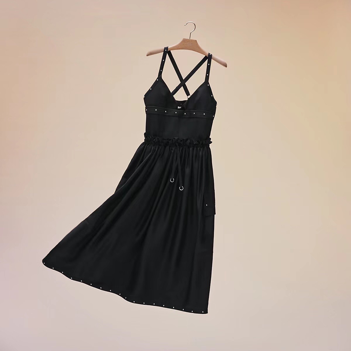 N级  Hermes  38码  22年走秀款 
黑色铆钉连衣裙👗