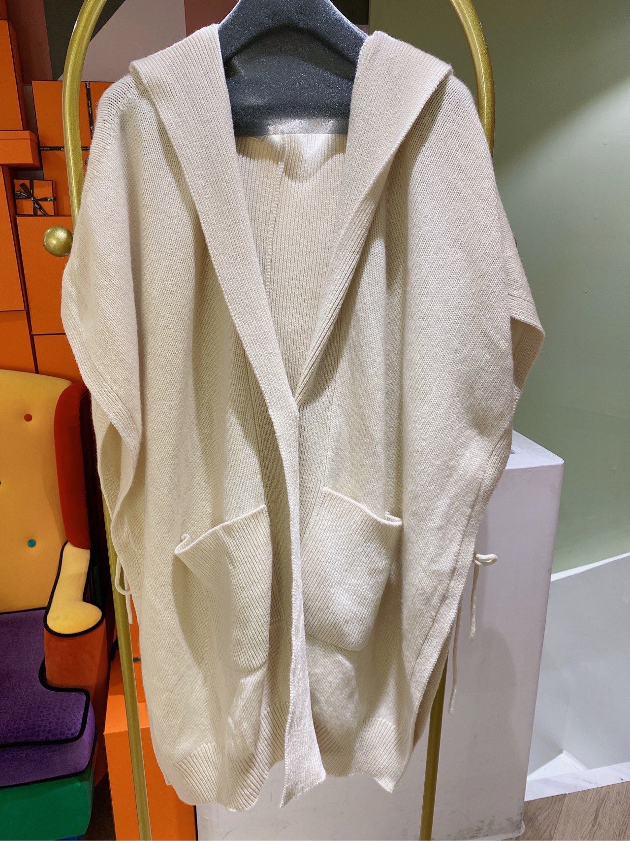 S级 Hermes爱马仕  100%山羊绒女士针织连帽大衣 TU码 胸围85*2cm 衣长85cm 落肩款
原价近三万