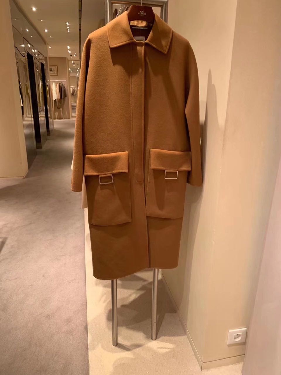 N级 Hermes 新款女士羊绒大衣 金棕色 34码  太好看了，专柜原价6W+ 我这儿骨折半价不到
衣长112cm  袖长62cm   胸围52×2  肩宽 50