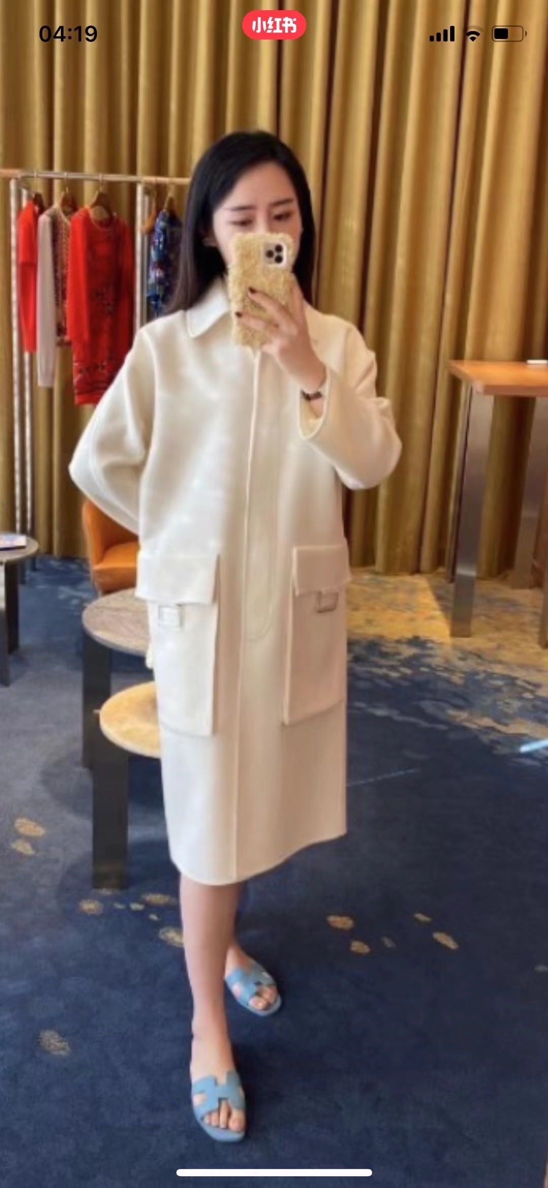 N级 Hermes 新款女士羊绒大衣 金棕色 34码  太好看了，专柜原价6W+ 我这儿骨折半价不到
衣长112cm  袖长62cm   胸围52×2  肩宽 50 缩略图