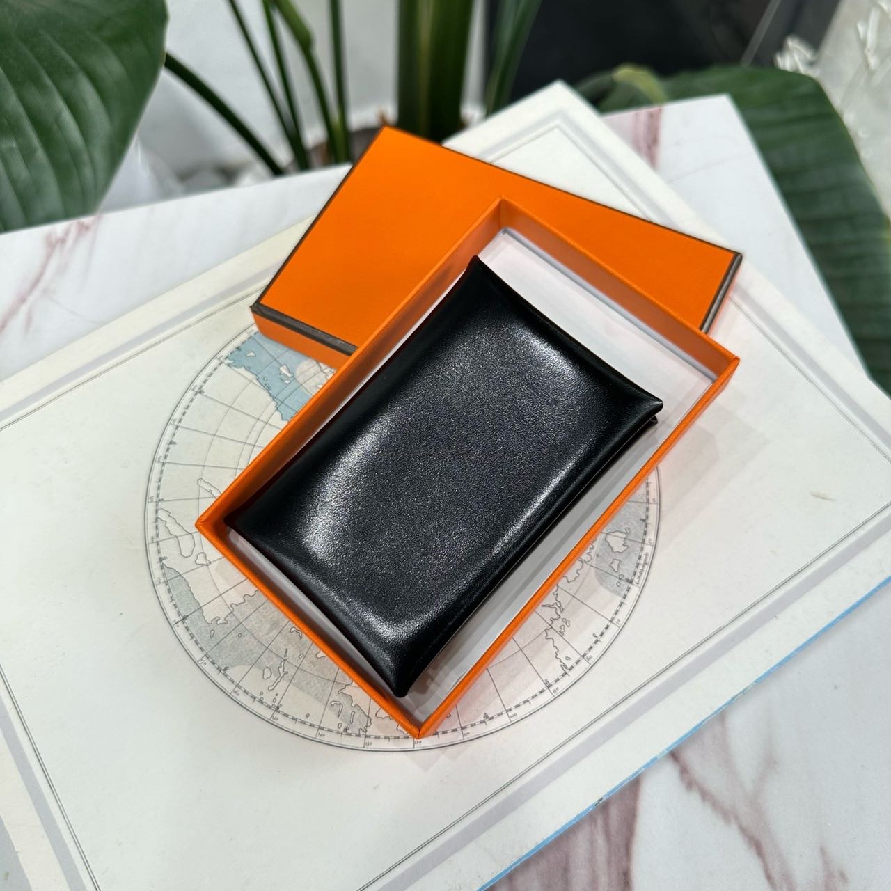 N级 Hermes爱马仕 黑银卡包/卡夹 box皮 U刻 带盒子
公价5400 专柜很难买到 配货价出 缩略图