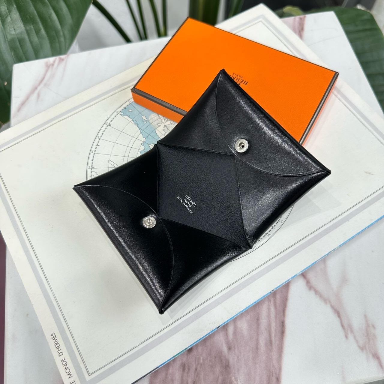 N级 Hermes爱马仕 黑银卡包/卡夹 box皮 U刻 带盒子
公价5400 专柜很难买到 配货价出