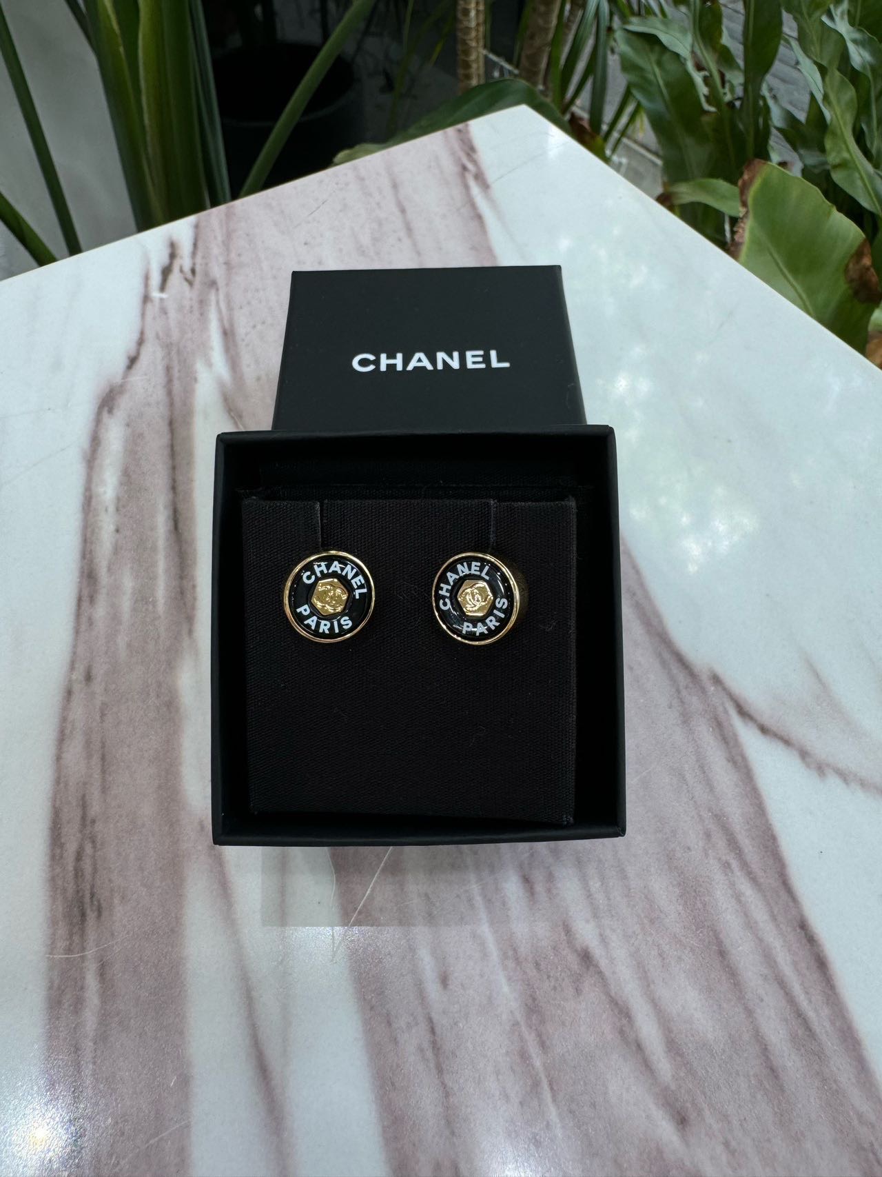 N级 Chanel 24C黑金圆形字母纽扣耳钉
新款 有纸袋盒子 可以送人
