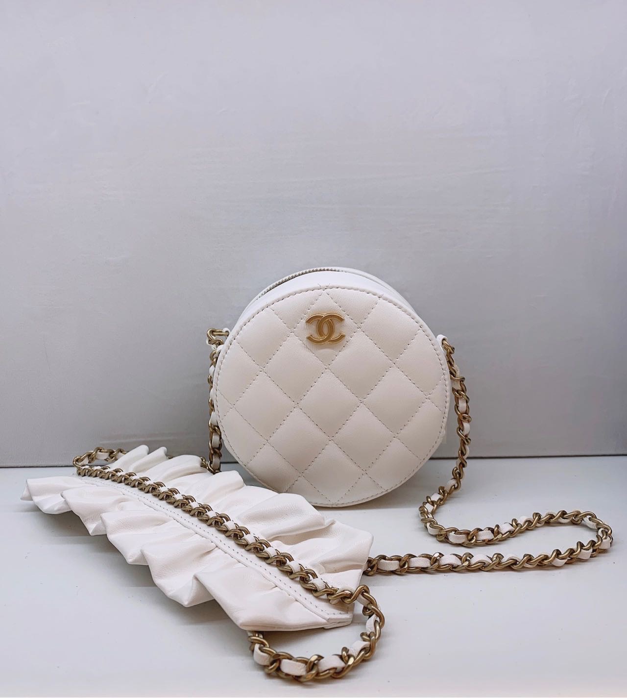 N级 Chanel 香奈儿
新款 云朵边垫肩 白色链条圆饼包 30开有卡