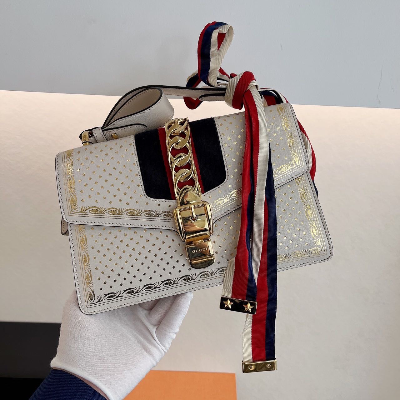 A级  Gucci古驰塞尔维亚Sylvie 中号斜挎包 白色 真的超超级百搭，适合秋冬黑灰色系等深色衣服搭配 尺寸26*17 工价2万多 配件肩带 尘袋 缎带