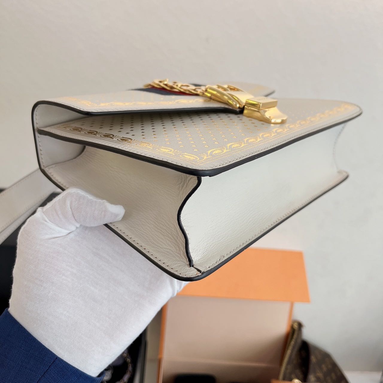 A级  Gucci古驰塞尔维亚Sylvie 中号斜挎包 白色 真的超超级百搭，适合秋冬黑灰色系等深色衣服搭配 尺寸26*17 工价2万多 配件肩带 尘袋 缎带 缩略图
