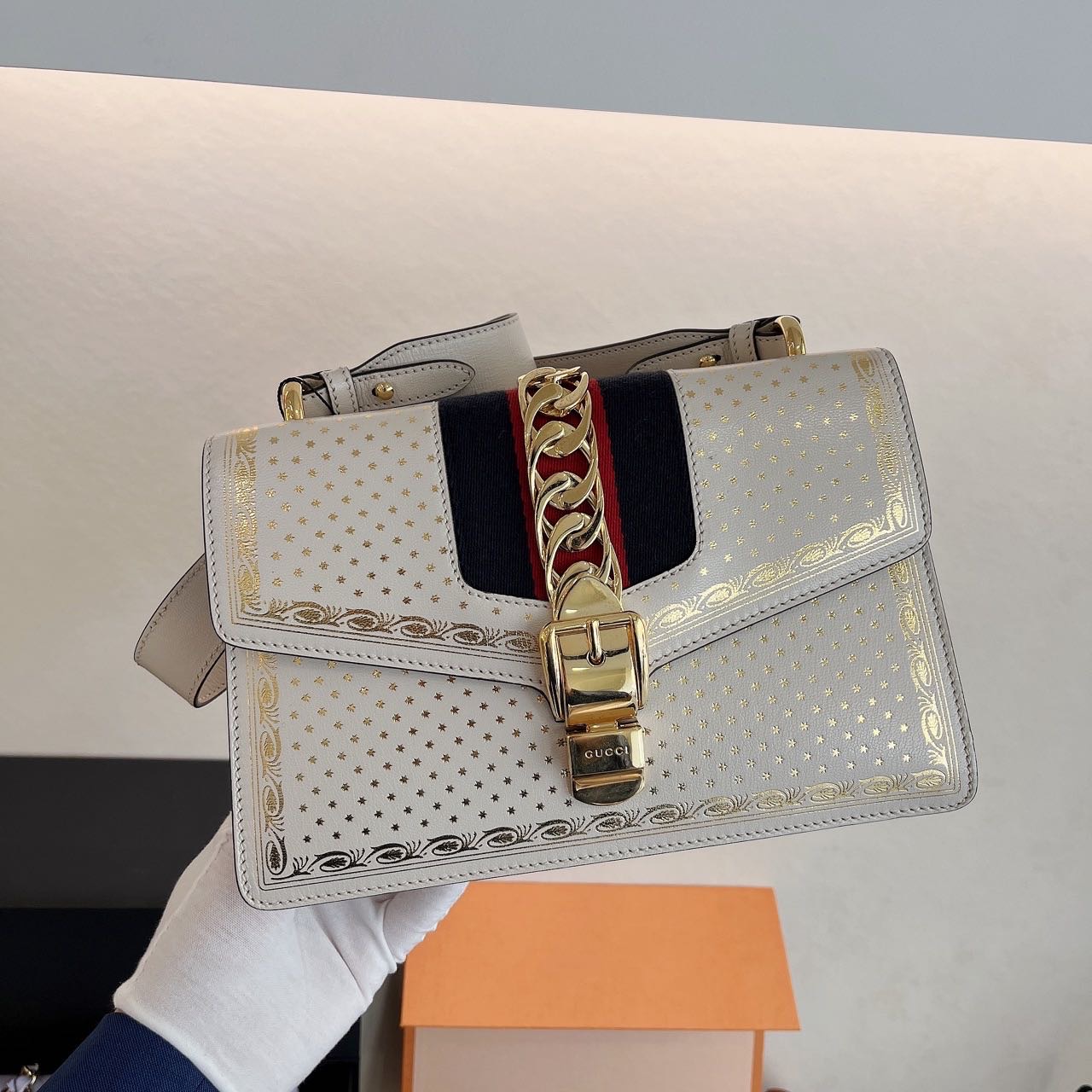 A级  Gucci古驰塞尔维亚Sylvie 中号斜挎包 白色 真的超超级百搭，适合秋冬黑灰色系等深色衣服搭配 尺寸26*17 工价2万多 配件肩带 尘袋 缎带 缩略图