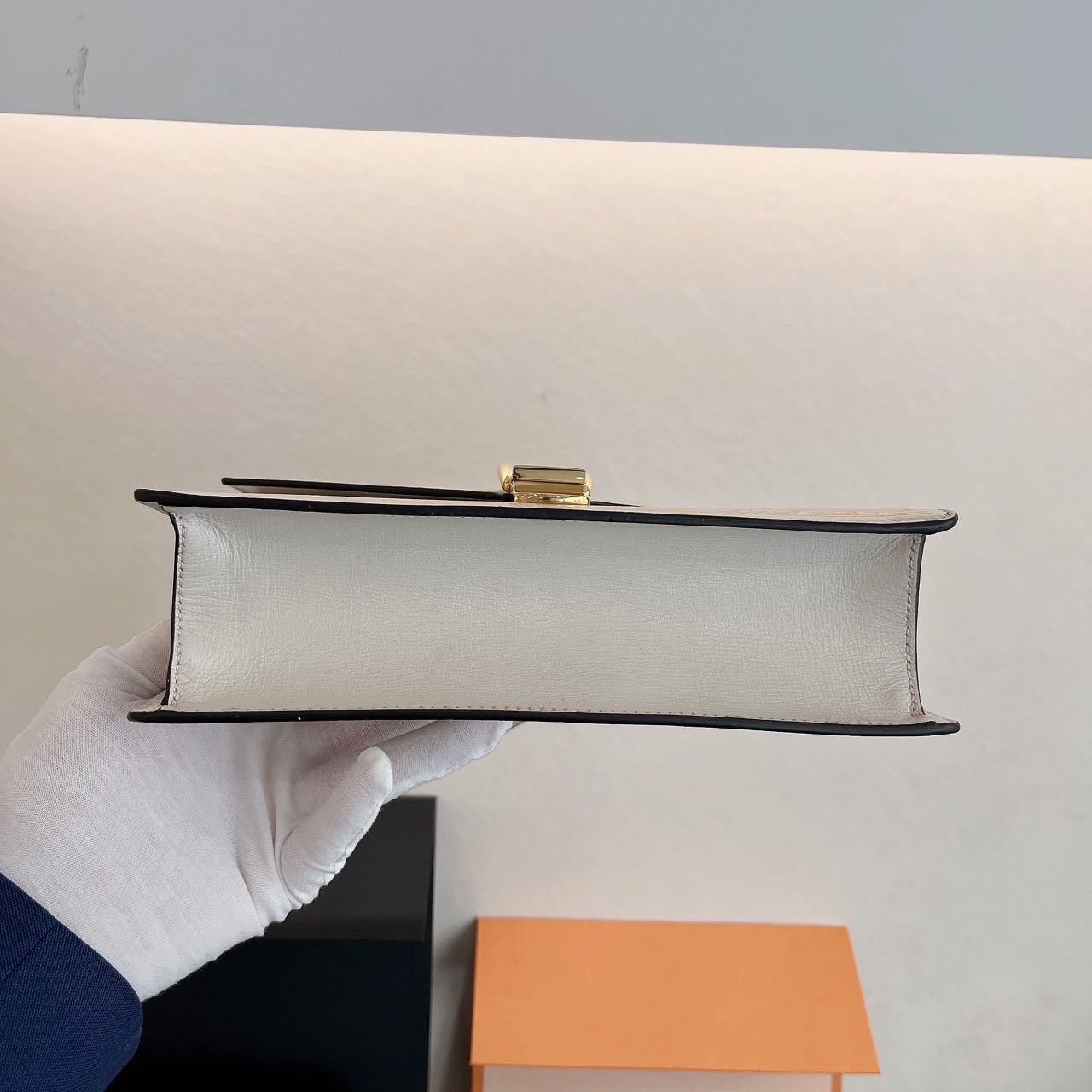 A级  Gucci古驰塞尔维亚Sylvie 中号斜挎包 白色 真的超超级百搭，适合秋冬黑灰色系等深色衣服搭配 尺寸26*17 工价2万多 配件肩带 尘袋 缎带 缩略图