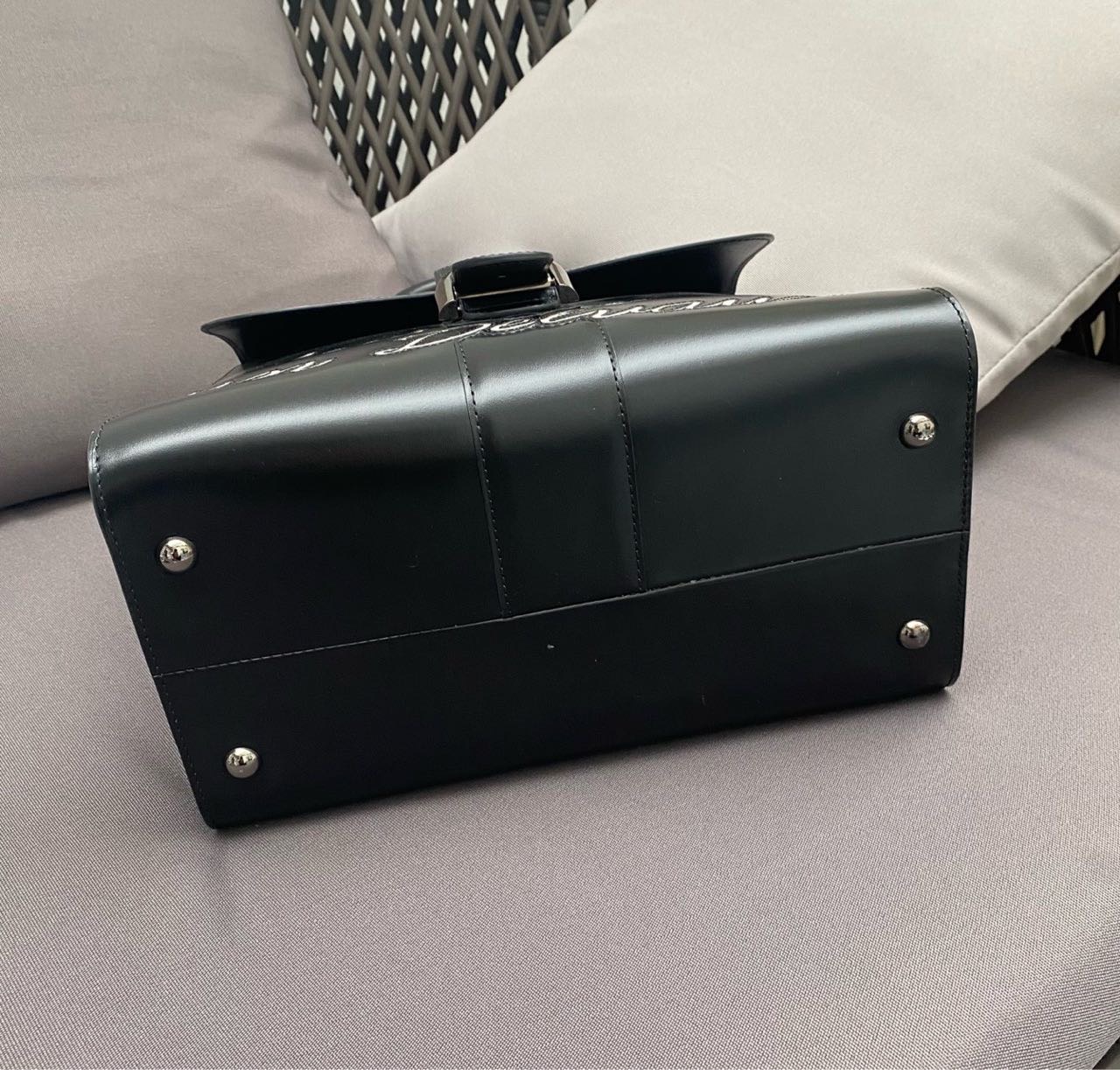 N级 Delvaux德尔沃  限量款黑色子母包 中号 box皮 原价大几万
附件 镜子 肩带 身份卡 缩略图