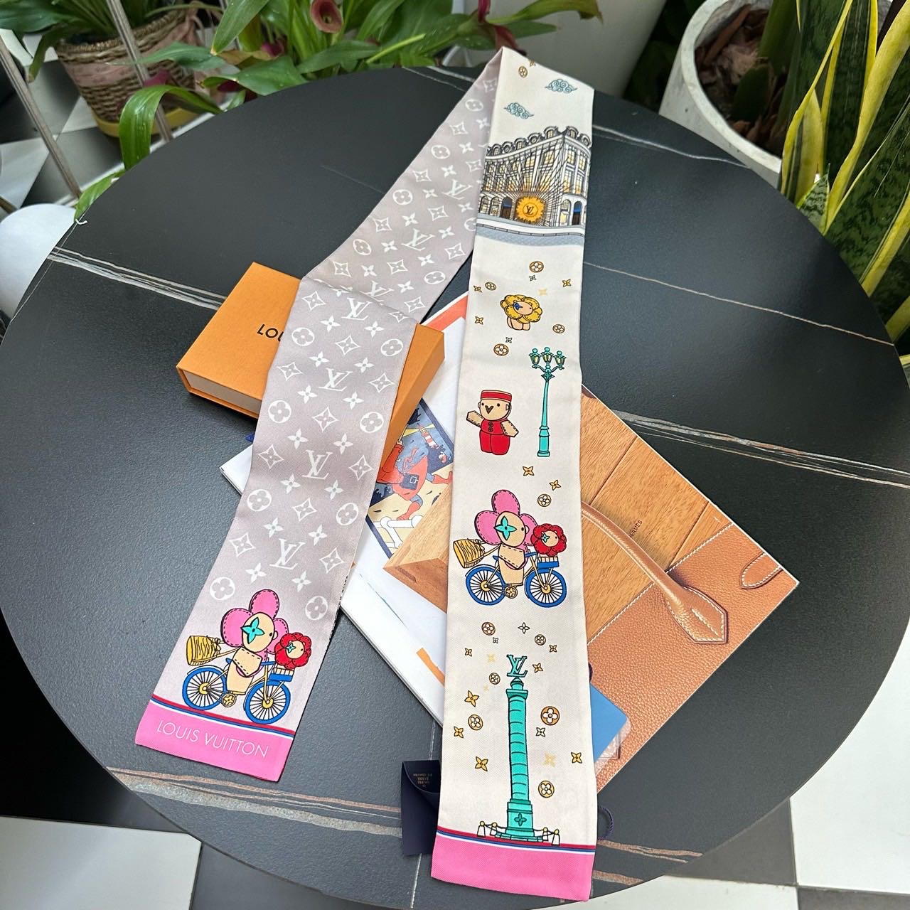 N级 LV  100%丝绸限量twilly /丝巾/发带  带盒
一千多 缩略图