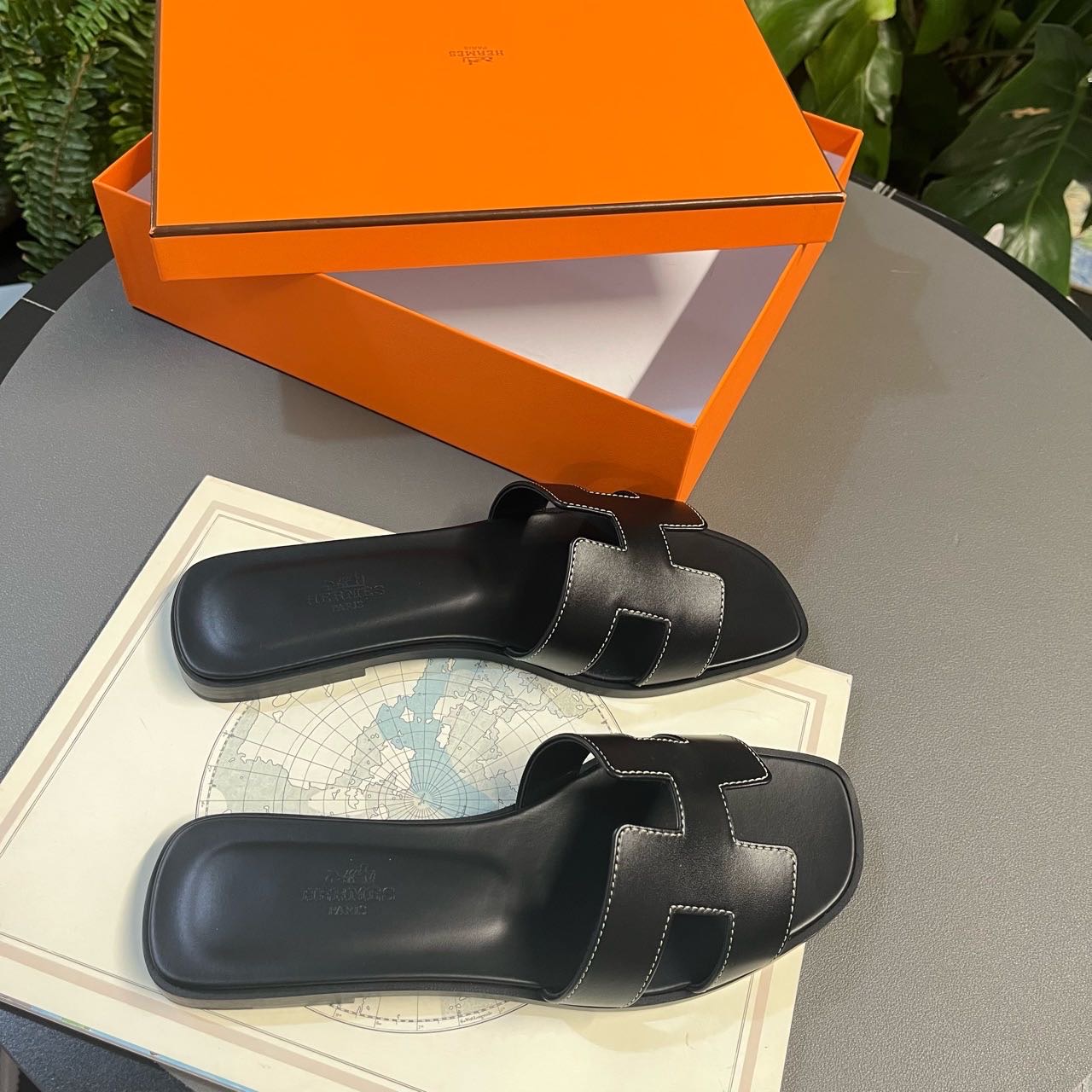 N级 Hermes 爱马仕 女士凉拖 37码  带尘袋盒子
原价6350  折扣出 缩略图