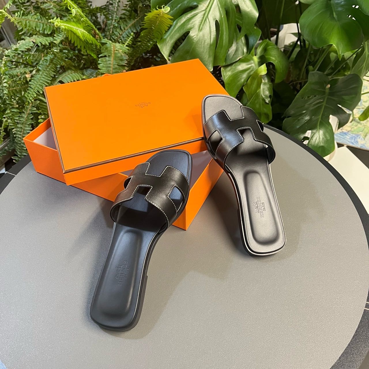 N级 Hermes 爱马仕 女士凉拖 37码  带尘袋盒子
原价6350  折扣出 缩略图