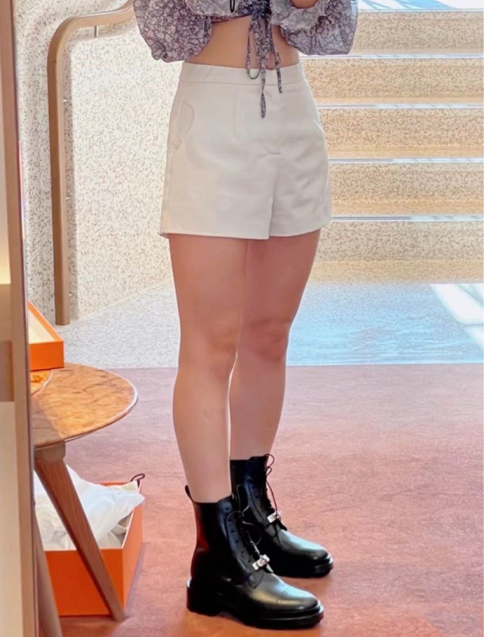 ￥8000特价🉐  原价15400
N级 Hermes爱马仕  爆款 黑银Kelly扣女士皮质短靴 37.5码 带盒带尘袋 缩略图