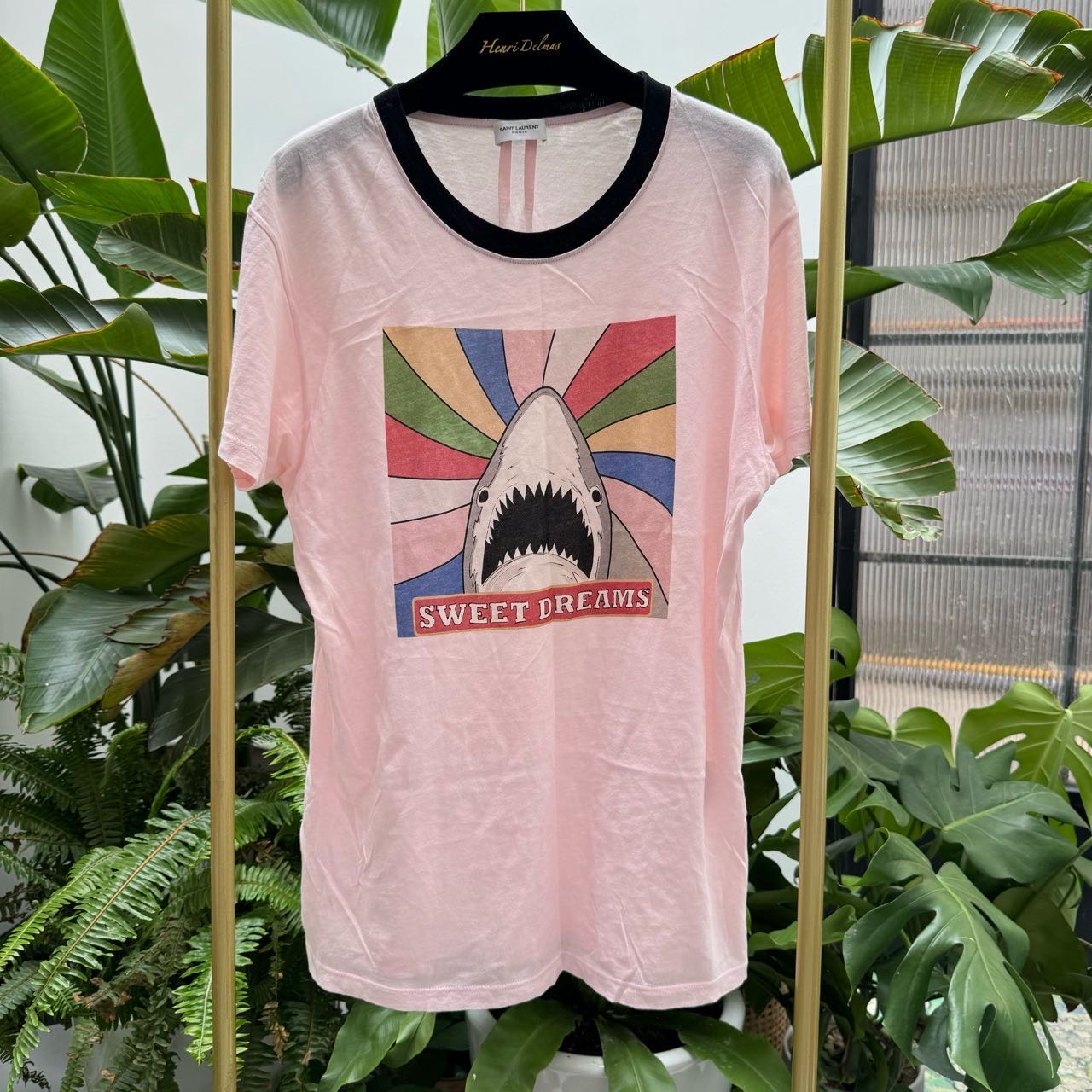 A级 SAINT LAURENT 圣罗兰 棉制粉色鲨鱼短袖 M码
胸围47×2  肩宽44  衣长68  三号箱子