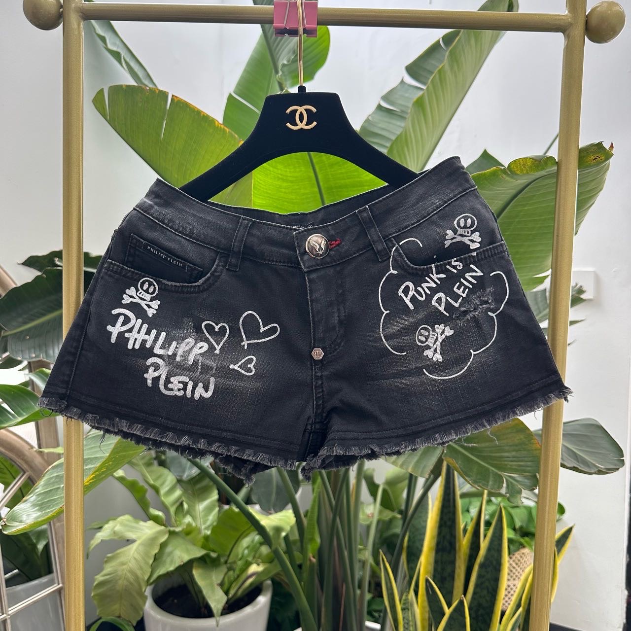 A级  Philipp Plein  牛仔涂鸦短裤 27码
腰围38*2✖️长22 8号