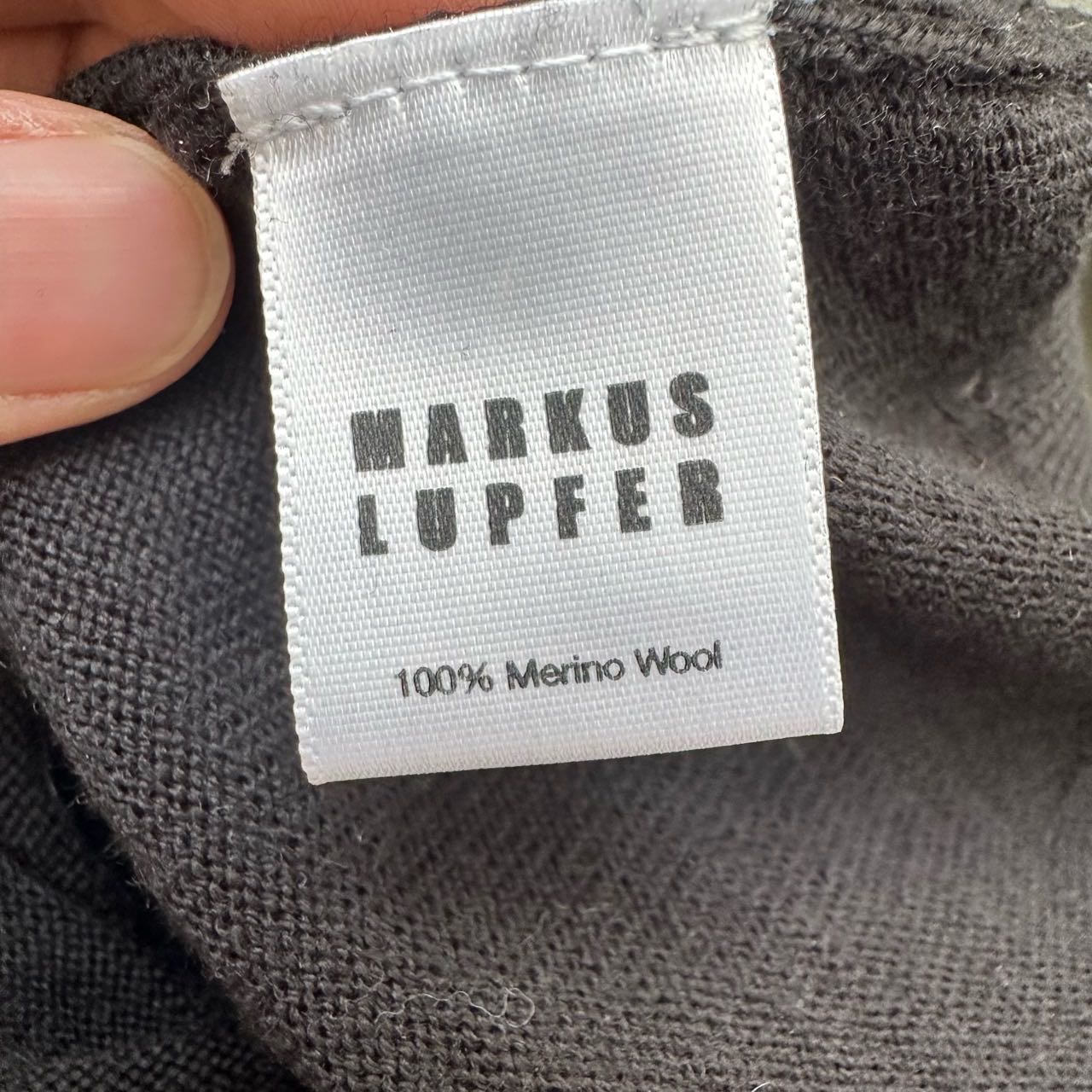 A级 Markus Lupfer  黑色针织亮片毛衣 
肩宽44cm 胸围48*2cm 衣长70cm 缩略图