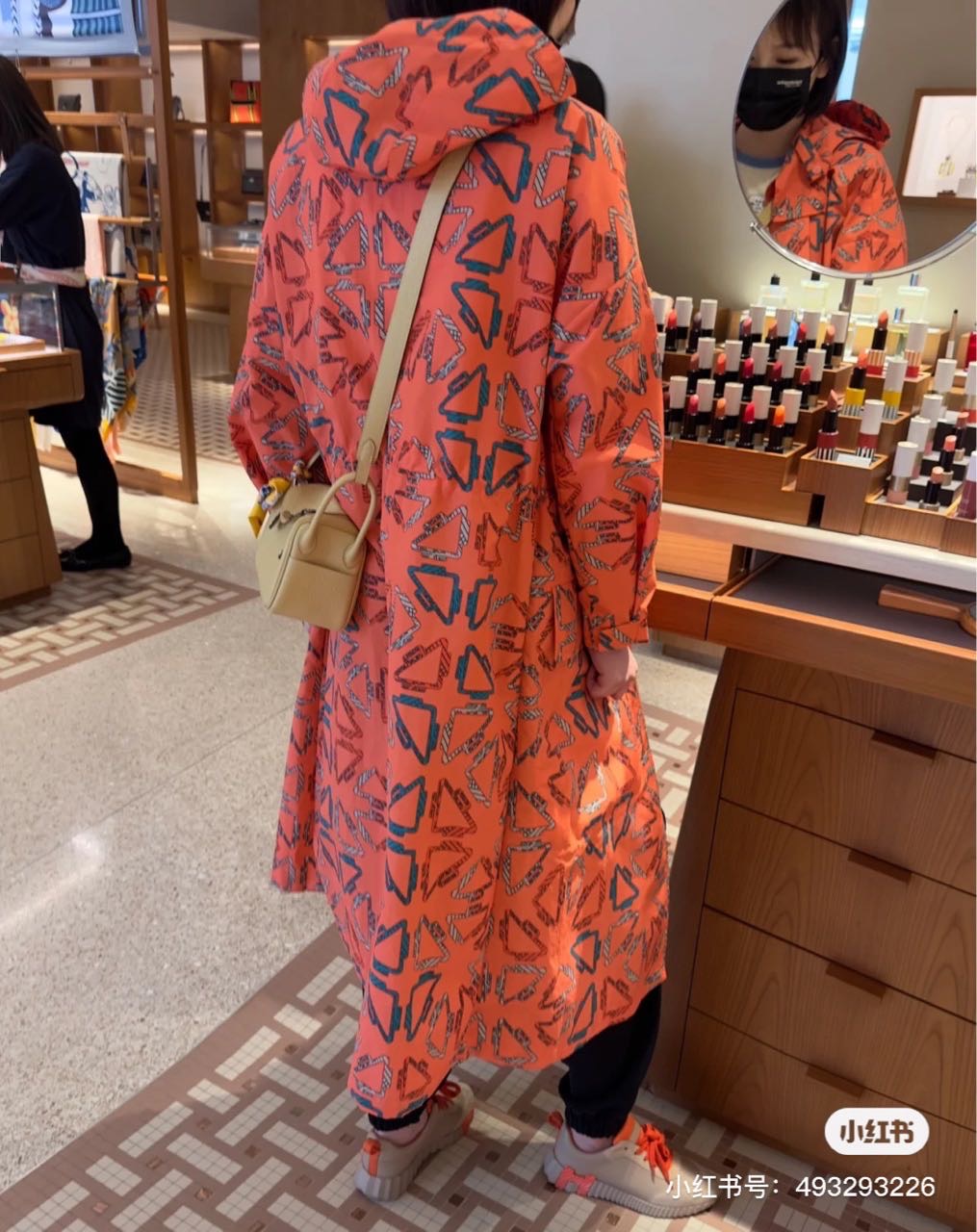N级 Hermes爱马仕  100%棉纶材质女士外套/大衣 36码 胸围60*2cm 肩宽74cm 衣长105cm
原价￥21600 缩略图
