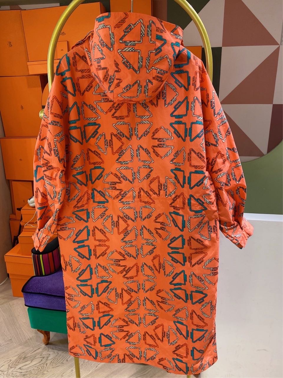 N级 Hermes爱马仕  100%棉纶材质女士外套/大衣 36码 胸围60*2cm 肩宽74cm 衣长105cm
原价￥21600 缩略图