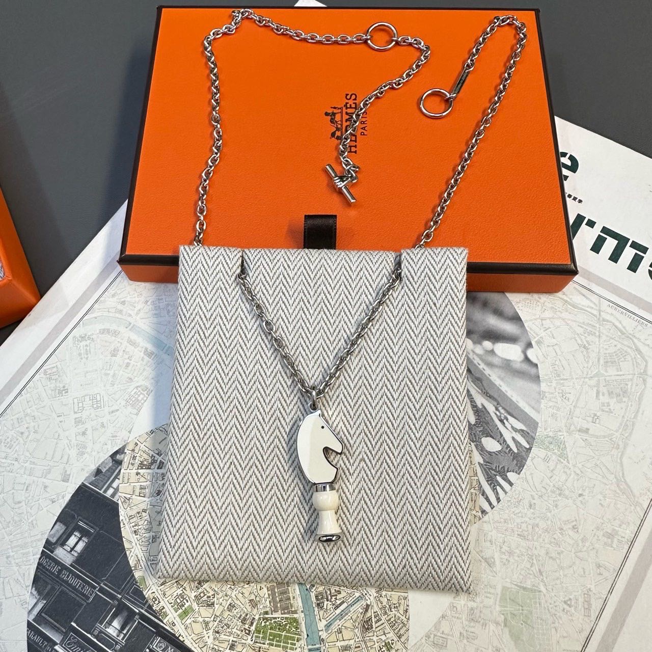 N级 Hermes 珐琅马头项链 带盒子尘袋