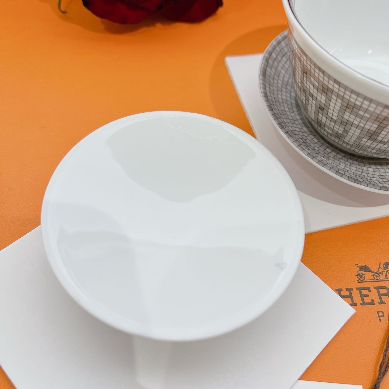 S级  Hermes  银色马赛克茶盏  未使用  运输导致盖子一处开裂  特价出  原价两千多  杯子和底座无瑕 缩略图