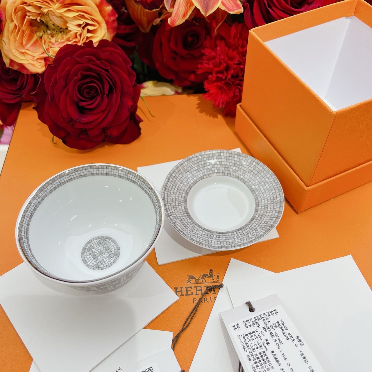 S级  Hermes  银色马赛克茶盏  未使用  运输导致盖子一处开裂  特价出  原价两千多  杯子和底座无瑕 缩略图
