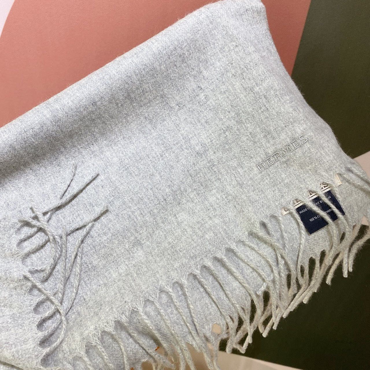 N级 Hermes  银灰色/浅灰色羊绒大号围巾🧣 带盒   40*160厘米 缩略图
