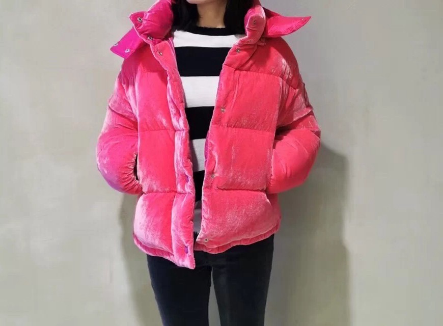 N级 moncler  桃粉色  丝绒羽绒服  1码 很显年轻哦很显白哦！ 缩略图