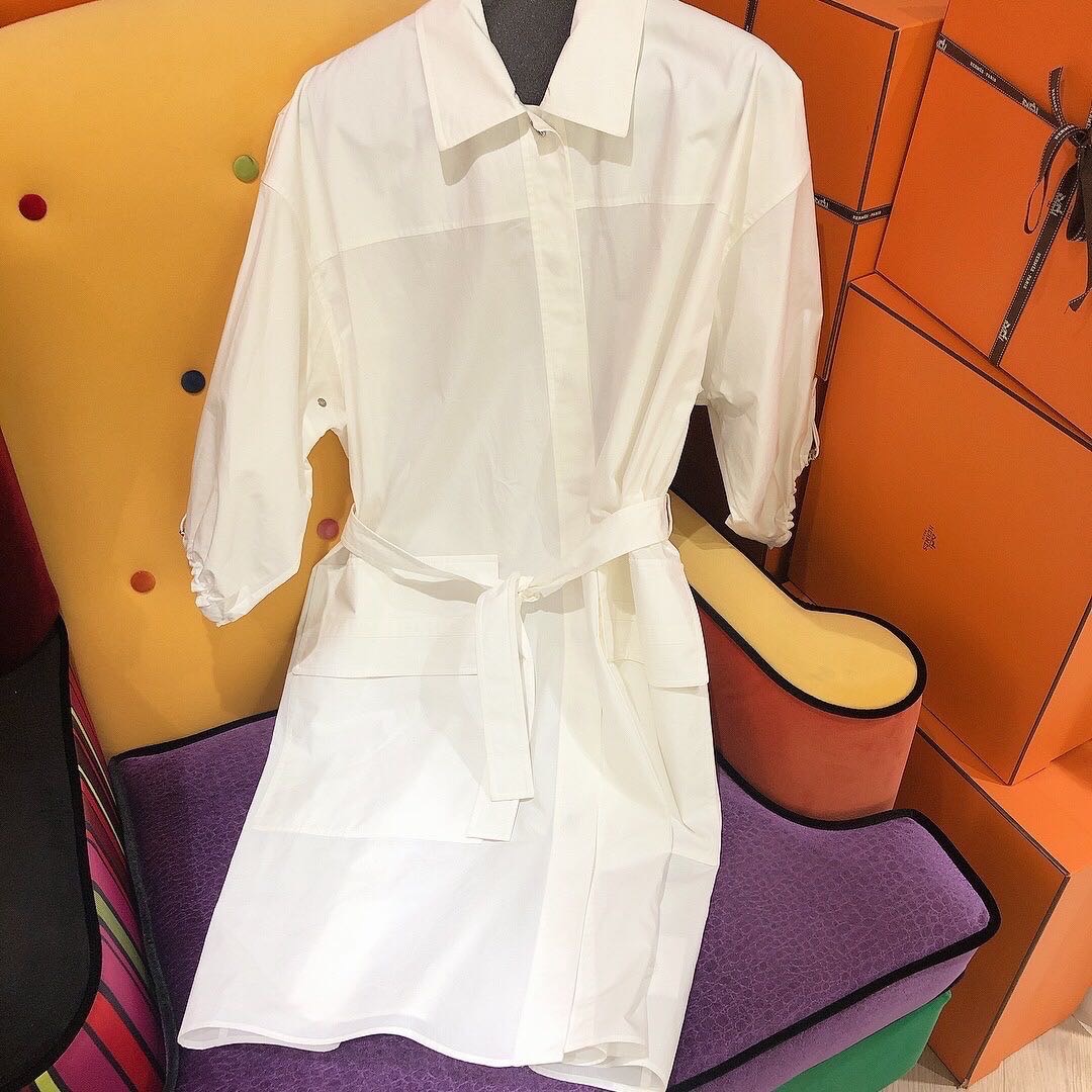 N级  Hermes爱马仕  新款春夏女士白色
宽松系带 抽绳 休闲衬衫裙/连衣裙36/38码 这款超级好穿哦
胸围65*2cm 肩宽59cm 衣长95cm 缩略图