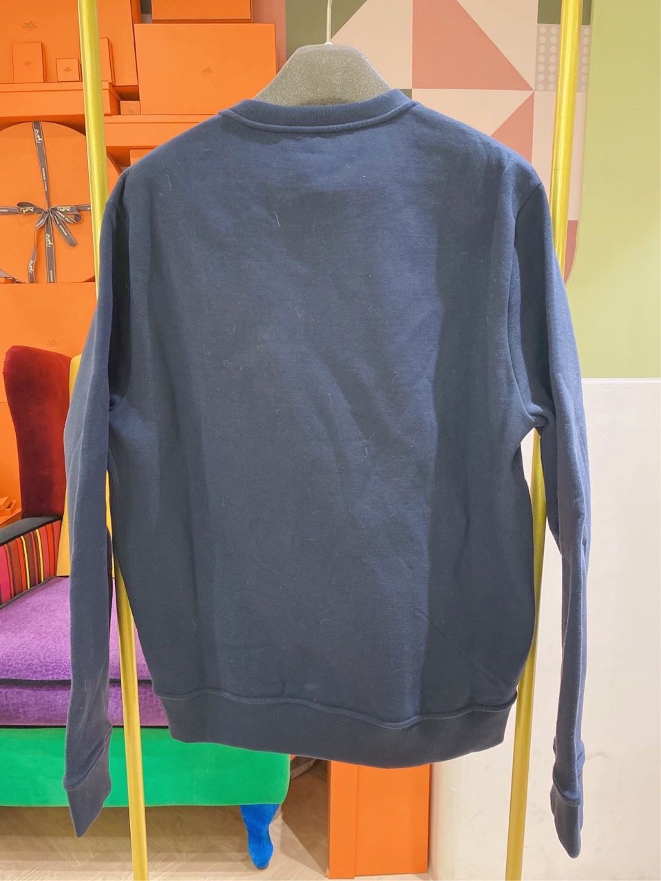 N级  Hermes爱马仕  藏青色100%纯棉T恤/卫衣 m码  原价九千多 
胸围55*2cm 肩宽46cm 衣长65cm 缩略图