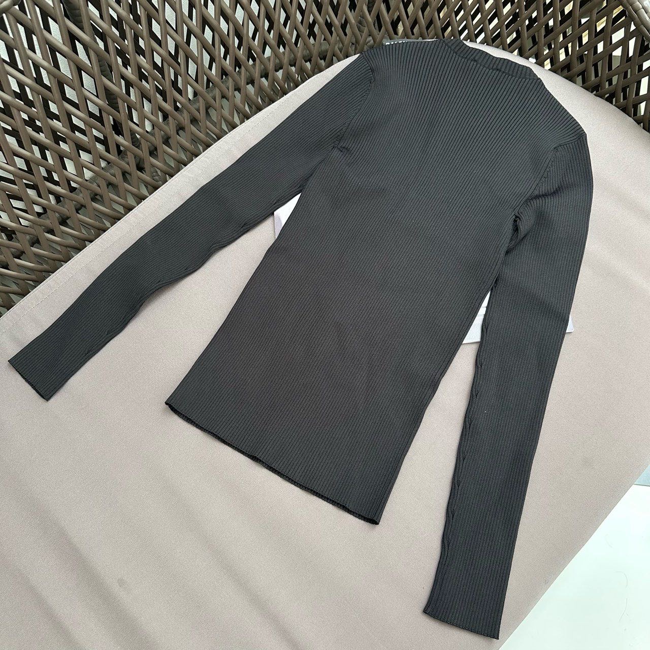 N级 Balenciaga  黑色女士针织毛衣 m码 
肩宽29cm 胸围27*2cm 衣长61cm 8号箱