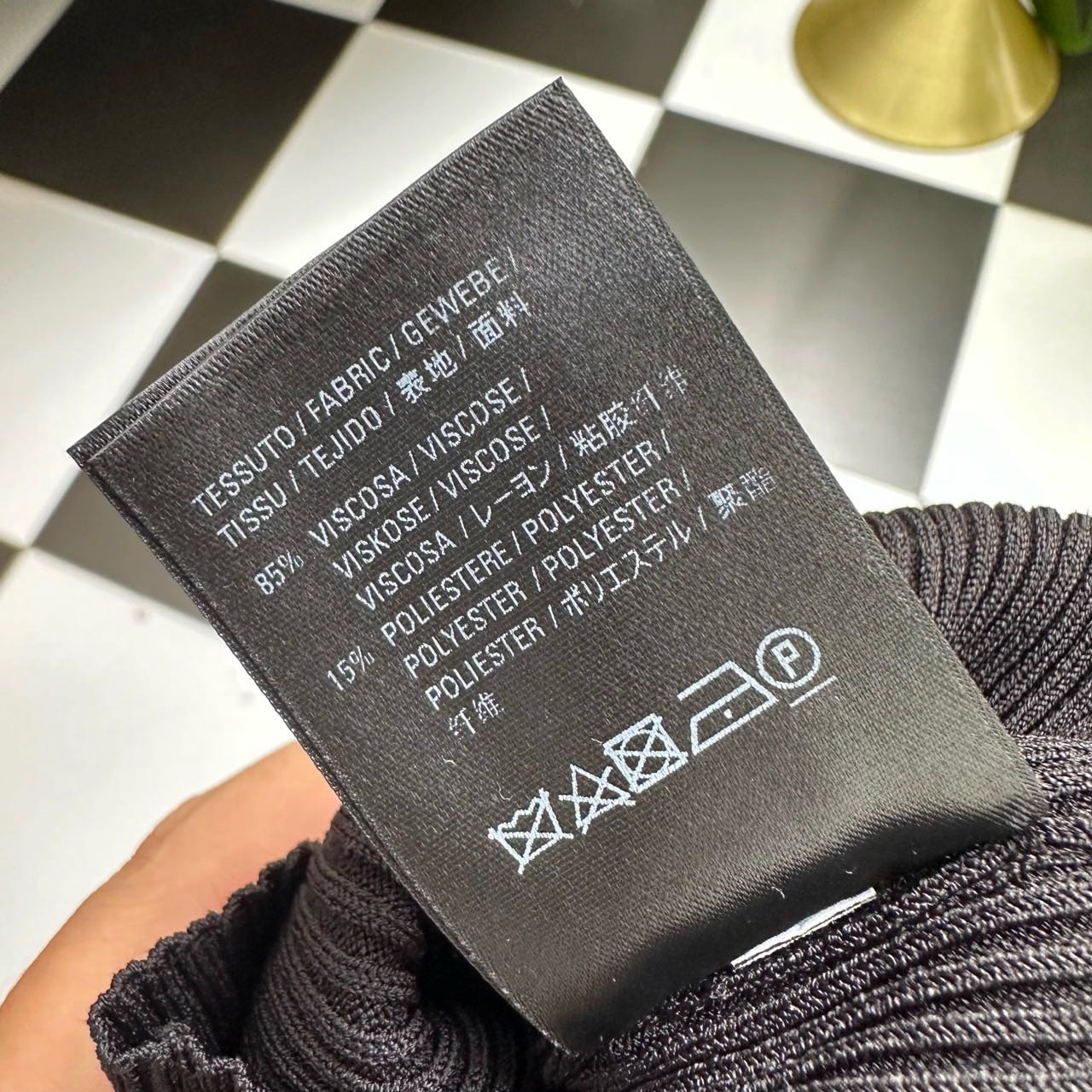 N级 Balenciaga  黑色女士针织毛衣 m码 
肩宽29cm 胸围27*2cm 衣长61cm 8号箱 缩略图