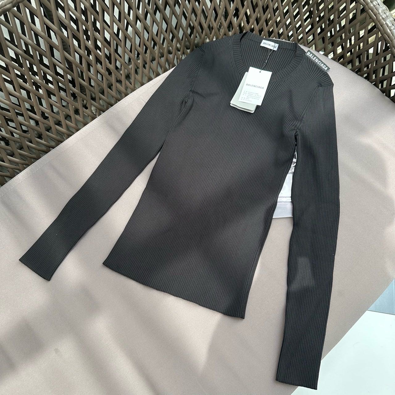 N级 Balenciaga  黑色女士针织毛衣 m码 
肩宽29cm 胸围27*2cm 衣长61cm 8号箱 缩略图