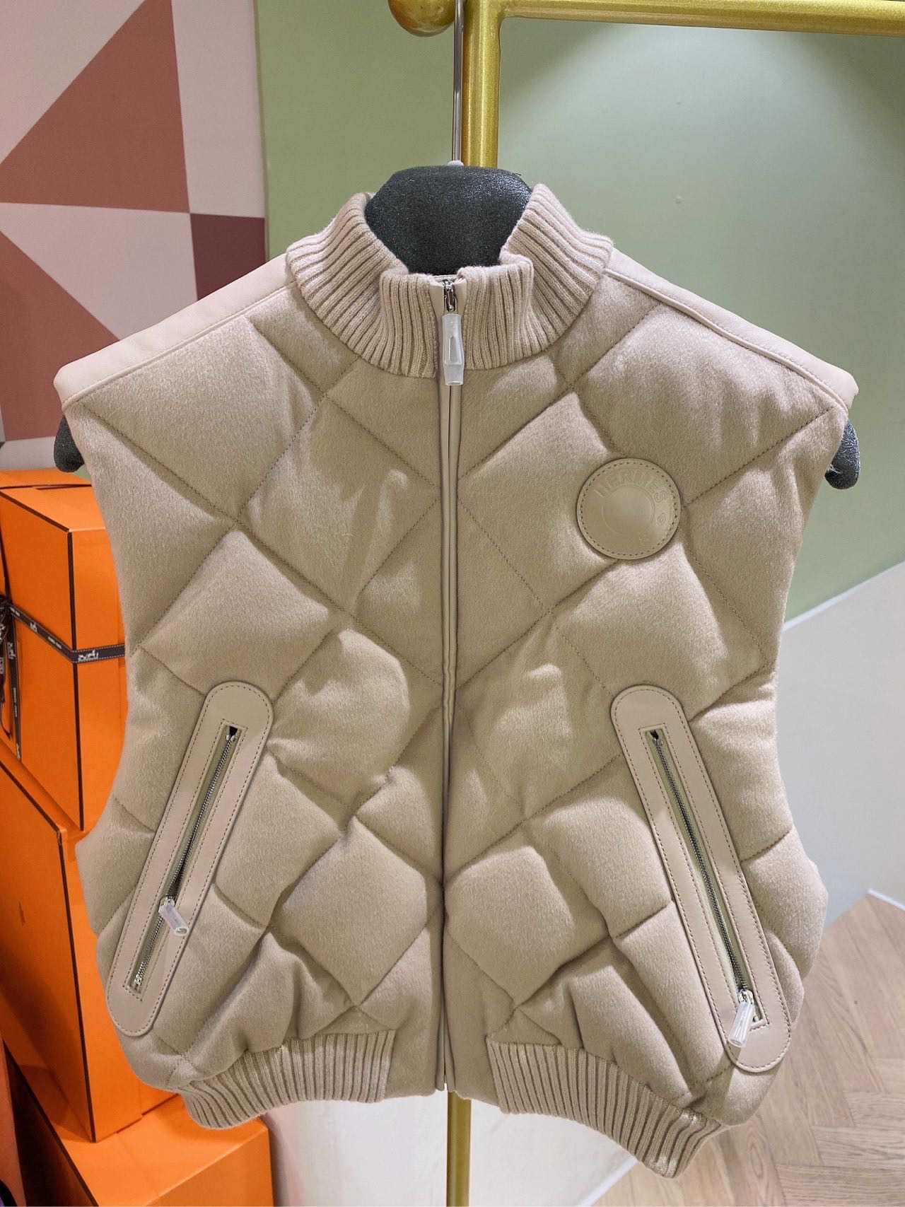 N级  Hermes爱马仕  灰色马甲/外套 36码  胸围35*2cm 肩宽40cm 衣长47cm