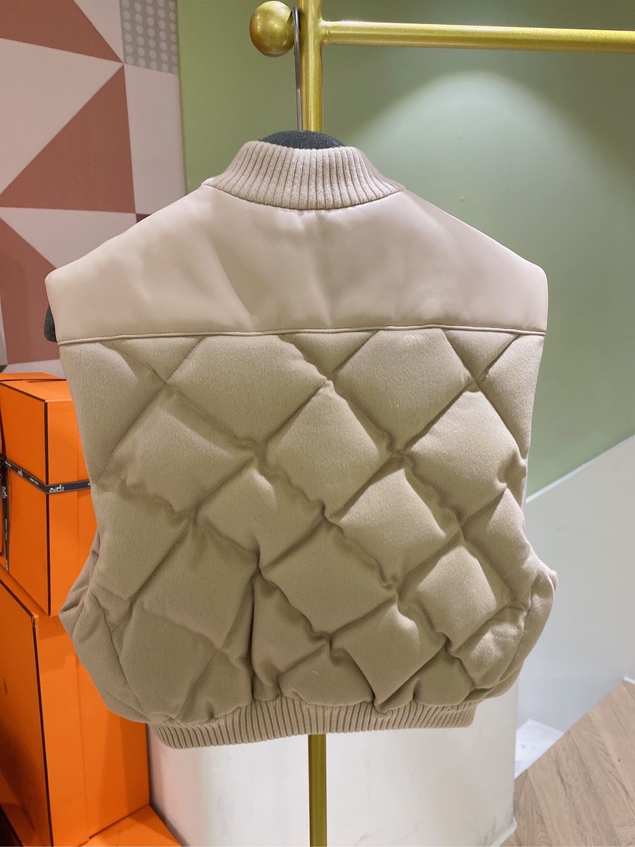 N级  Hermes爱马仕  灰色马甲/外套 36码  胸围35*2cm 肩宽40cm 衣长47cm 缩略图