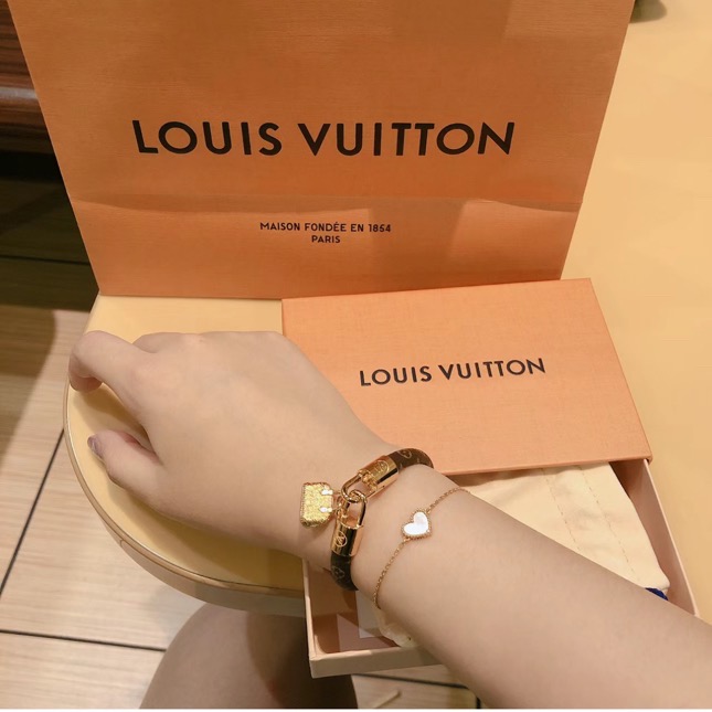 N级 LV  贝壳包老花皮手环 带盒子尘袋 缩略图